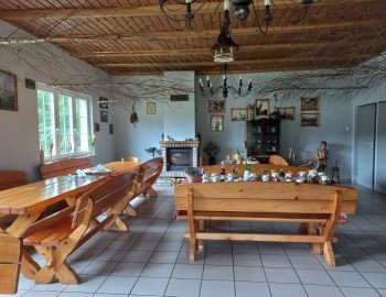 sala i stolik z przetworami